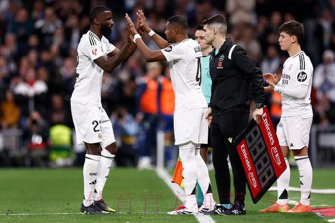 阿拉巴:本想选择27号但西甲不允许 很荣幸身穿4号 阿拉巴:本想选择27号但西甲不允许 很荣幸身穿4号